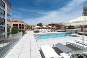 Der Swimmingpool an oder in der Nähe von Kyrat Amarac Suites