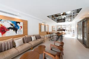 Ein Sitzbereich in der Unterkunft Kyrat Amarac Suites