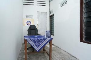 una mesa con un mantel azul. en SPOT ON 2479 Berkah Residence Syariah, en Gresik