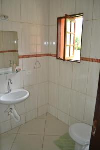 een badkamer met een wastafel en een toilet bij Tropical Paradise in Ubatuba