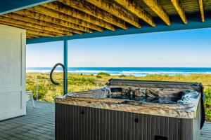 Imagem da galeria de Expansive Views Family Oceanfront Beach Home em Westport