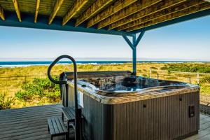 Imagem da galeria de Expansive Views Family Oceanfront Beach Home em Westport