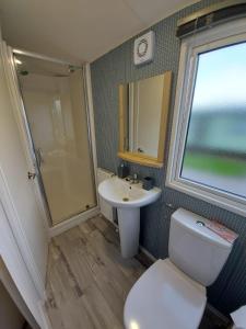 A bathroom at Woofles Luxury Caravan at Knaresborough Lido