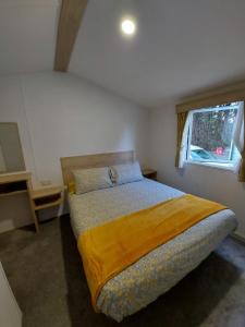 Ліжко або ліжка в номері Woofles Luxury Caravan at Knaresborough Lido