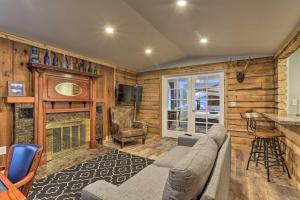 Χώρος καθιστικού στο Rustic Anchorage Hideaway Walk to Coastal Trail!