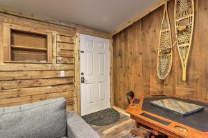 Φωτογραφία από το άλμπουμ του Rustic Anchorage Hideaway Walk to Coastal Trail! στο Ανκορέιτζ