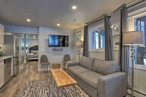 uma sala de estar com um sofá e uma televisão em Modern Anchorage Getaway, Steps from Coastal Trail em Anchorage