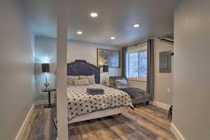 um quarto com uma cama e duas cadeiras em Modern Anchorage Getaway, Steps from Coastal Trail em Anchorage
