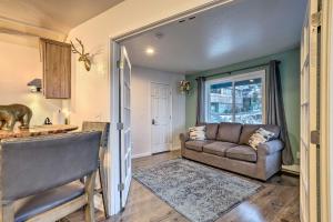 Coastal-View Apartment Near Downtown Anchorage!的休息区