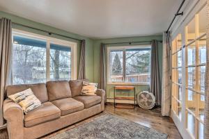 Coastal-View Apartment Near Downtown Anchorage!的休息区