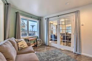 Coastal-View Apartment Near Downtown Anchorage!的休息区