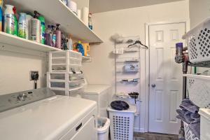 Coastal-View Apartment Near Downtown Anchorage!的厨房或小厨房