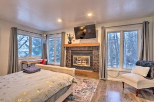 安克雷奇Coastal-View Apartment Near Downtown Anchorage!的一间卧室设有壁炉、一张床和一把椅子