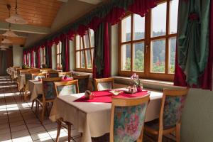 A restaurant or other place to eat at Waldhotel Seebachschleife