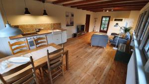 eine Küche und ein Wohnzimmer mit einem Tisch und einem Esszimmer in der Unterkunft Ferienwohnung auf idyllischen Gestüt auf historischen Gutshof in Hessen in Bad Hersfeld