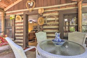 Galeriebild der Unterkunft Rustic-Yet-Cozy Cabin with Patio, 12 Mi to Asheville in Arden