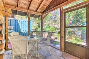 Galeriebild der Unterkunft Rustic-Yet-Cozy Cabin with Patio, 12 Mi to Asheville in Arden