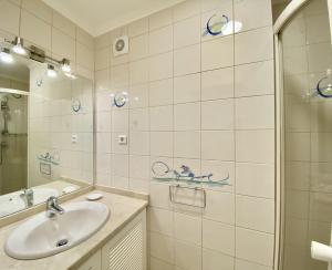 a bathroom with a sink and a mirror at Tália XI - Near the beach - Vilamoura in Vilamoura