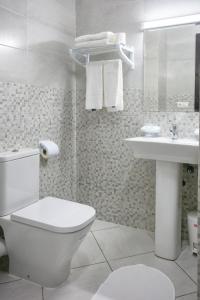 A bathroom at L'escale Appart-hôtel By 7AV HOTELS