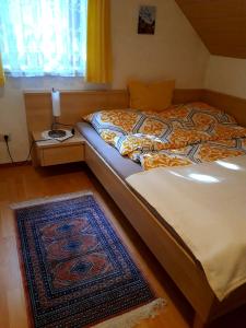 A bed or beds in a room at Ferienwohnung Nadine Egger