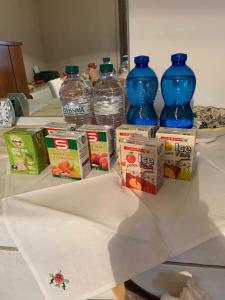 een tafel met flessen water en dozen melk bij B&B Amy&Julie in Badia Polesine