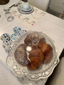 een bord gebak zittend op een tafel bij B&B Amy&Julie in Badia Polesine