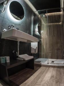 uma casa de banho com um lavatório e um chuveiro em Bed Milano Linate em Milão