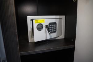 un microondas con mando a distancia en un estante en Aparthotel Riana en Floreşti
