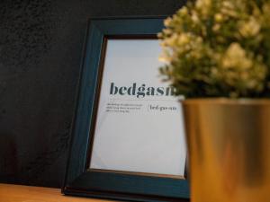 ミラノにあるBed Milano Linateの花瓶の絵