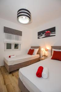 1 dormitorio con 2 camas y ventana en Apartmani Plazibat, en Mandre