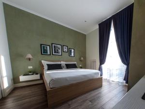 ミラノにあるBed Milano Linateのベッドルーム(大型ベッド1台、窓付)