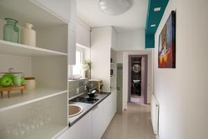 Кухня или мини-кухня в Metropole Apartments Royal Ateneum
