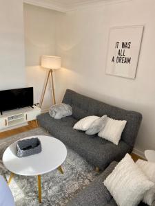 un soggiorno con divano e tavolo di Beautiful 2 bedroom flat in Camden a Londra
