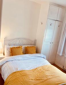 倫敦的住宿－Beautiful 2 bedroom flat in Camden，一间卧室配有一张大床和一个白色的橱柜
