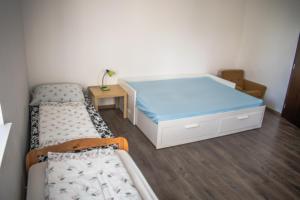 Letto o letti in una camera di Ubytovanie V Súkromí Samuel