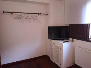 Televízia a/alebo spoločenská miestnosť v ubytovaní Apartamento Ruiloba