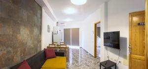 TV a/nebo společenská místnost v ubytování Apartamentos La Aldea Suites