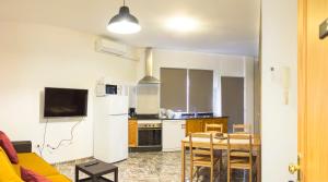 Kuchyň nebo kuchyňský kout v ubytování Apartamentos La Aldea Suites