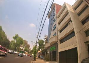 メキシコシティにあるHotel Jard Inn Adult Onlyの市通路脇の建物
