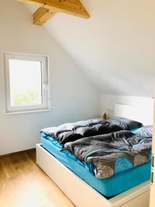uma cama num quarto com uma janela em Zimmer/Wohnung Judenburg em Judenburg