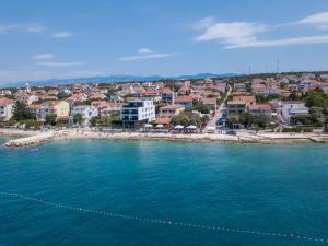 an aerial view of a beach in a city at Apartmani Plazibat in Mandre