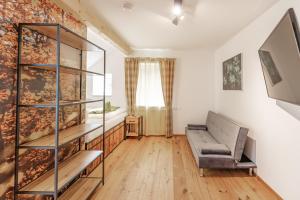 - un salon avec un canapé et une étagère dans l'établissement NaturparkResort Haus der Hoamatlegenden, à Landl