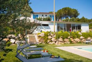 eine Villa mit einem Pool und einem Haus in der Unterkunft B&B La Casa degli Ulivi in Procchio