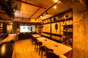 - un restaurant avec des tables et des chaises dans une salle dans l'établissement Cityloft 64, à Istanbul
