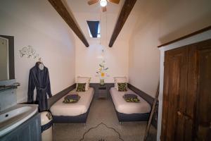 Cette petite chambre comprend 2 lits et un lavabo. dans l'établissement Veldzicht, à Winkel