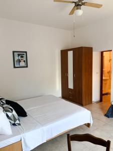 um quarto com uma cama e um armário de madeira em Holiday Home Adriatic em Lumbarda
