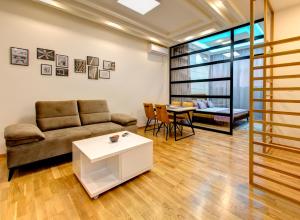 a living room with a couch and a table at APARTMANI DOLINA SUNCA in Mostar