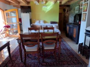 Kuchyň nebo kuchyňský kout v ubytování Novohradské hory - pronájem na samotě u lesa
