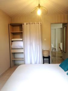 En eller flere senge i et værelse på VILLA THALIA