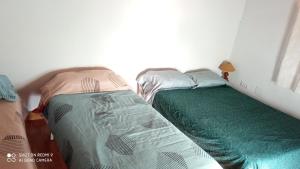 Dos camas una al lado de la otra en un dormitorio. en Casita La Parchite, en La Cimada 33 fotos más